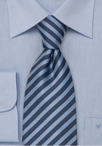 Gestreifte Krawatte blau