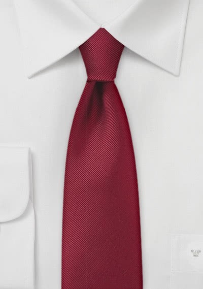 Einfarbige schmale  Krawatte mit Rippsstruktur in Burgunderrot