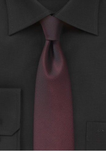 Schmale Krawatte feingerippte Oberfläche bordeaux