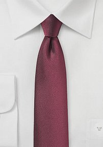 Krawatte mit Struktur in bordeauxrot 