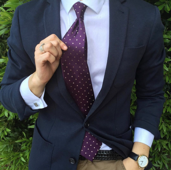 Krawatte gepunktet mit dunkelblauem Anzug